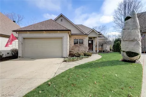 9 River Side Dr, Rocky River, OH 44116