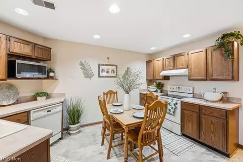 1163 Red Tail Hawk Ct #1, Boardman, OH 44512 photo 11