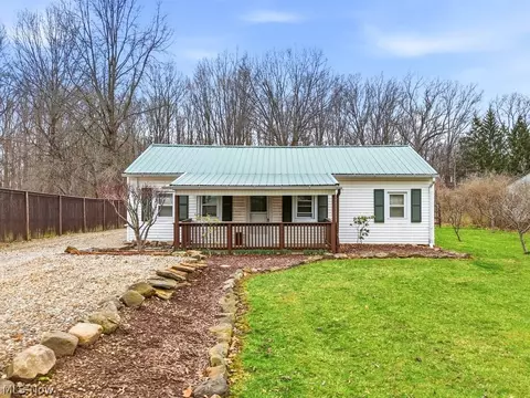 121 Meadowridge Rd, Mogadore, OH 44260