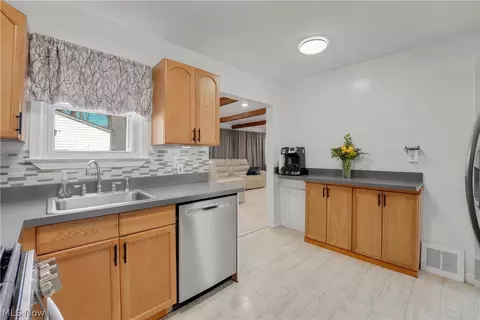 Kitchen - 1677 Douglas Rd, Wickliffe, OH 44092 photo 3 of 4