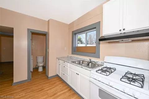 Entry Way - 868 N Main St, Akron, OH 44310 photo 1 of 2