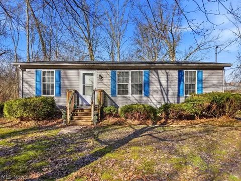 6805 Henderson Rd, Ravenna, OH 44266