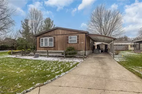 63 Parkway Dr, Olmsted Twp, OH 44138