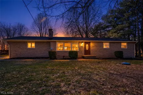 6814 Skylane St NW, North Canton, OH 44720