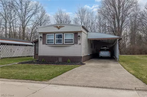 19 Sycamore Dr, Olmsted Twp, OH 44138
