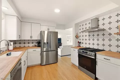 Kitchen - 54 E Case Dr, Hudson, OH 44236 photo 2 of 5