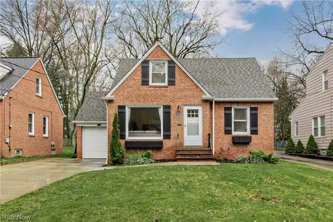 1608 Sunview Rd, Lyndhurst, OH 44124