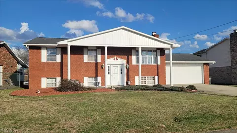 818 Seneca Dr, Belpre, OH 45714
