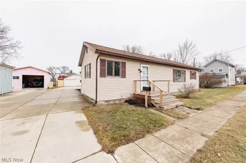 24 Baker St, Norwalk, OH 44857 photo 2