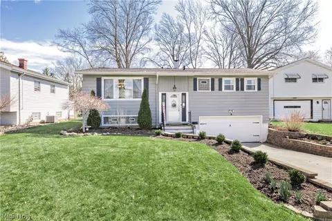 3529 Hunter Dr, North Olmsted, OH 44070
