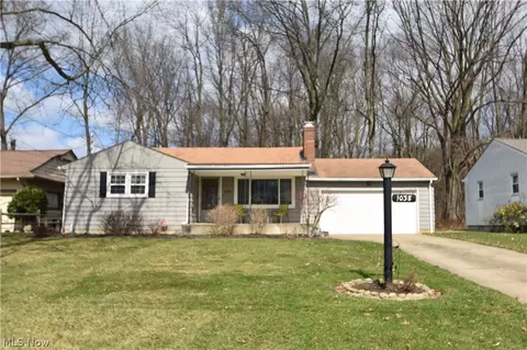 1038 Zander Dr, Youngstown, OH 44511