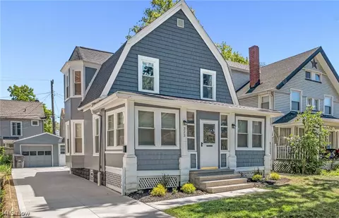 323 Groveland Club Dr, Cleveland, OH 44110