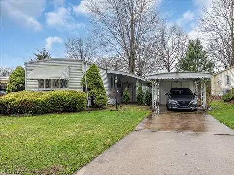 49 Patio Ln, Olmsted Twp, OH 44138