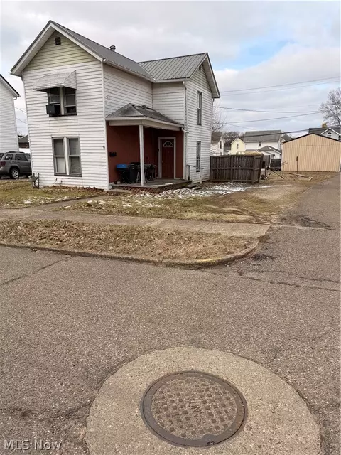 355 S 10th St, Coshocton, OH 43812