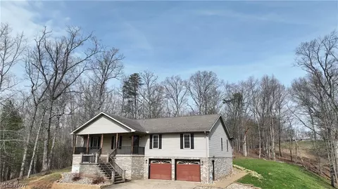 1950 Sams Creek Rd, Mineral Wells, WV 26150