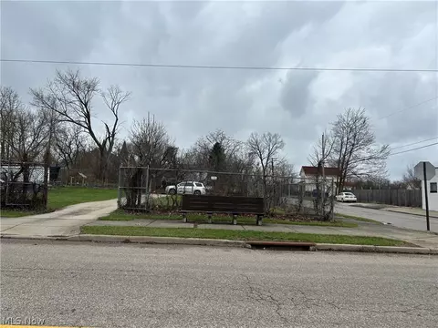 624 Steel St, Youngstown, OH 44509