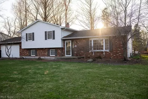 1010 Royal Dr, Amherst, OH 44001