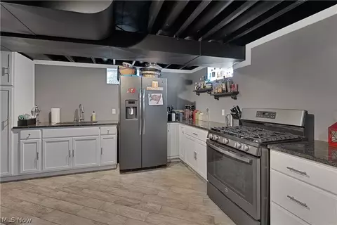 Kitchen - 1338 Valley View Dr, Boardman, OH 44512 photo 6 of 7