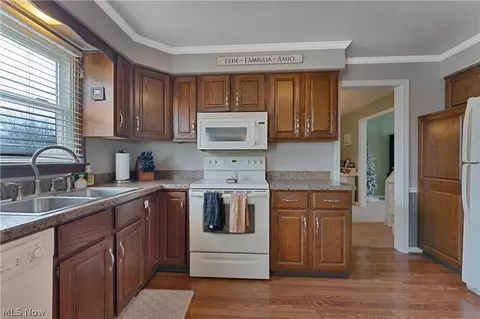 Kitchen - 1338 Valley View Dr, Boardman, OH 44512 photo 2 of 7