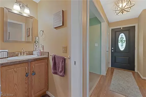 Entry Way - 1338 Valley View Dr, Boardman, OH 44512 photo 2 of 3