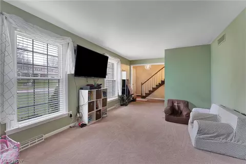 Living - 1338 Valley View Dr, Boardman, OH 44512 photo 2 of 3