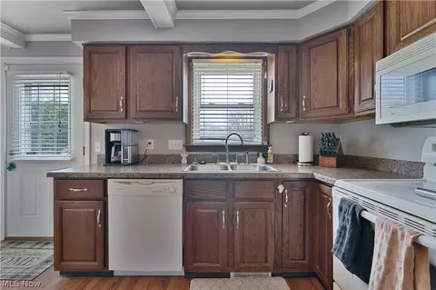 Kitchen - 1338 Valley View Dr, Boardman, OH 44512 photo 3 of 7