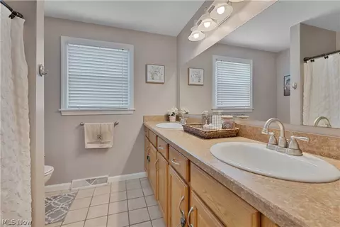 Bath - 1338 Valley View Dr, Boardman, OH 44512 photo 2 of 4