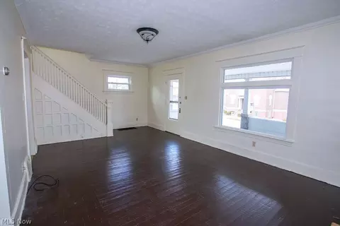 Living - 24 Sexton St, Struthers, OH 44471 photo 1 of 6