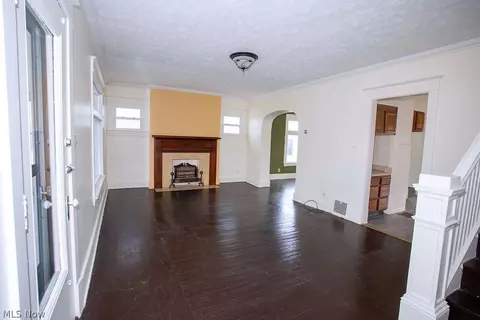 Living - 24 Sexton St, Struthers, OH 44471 photo 3 of 6