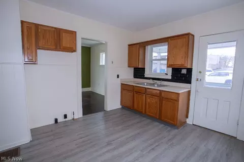 Entry Way - 24 Sexton St, Struthers, OH 44471 photo 1 of 3
