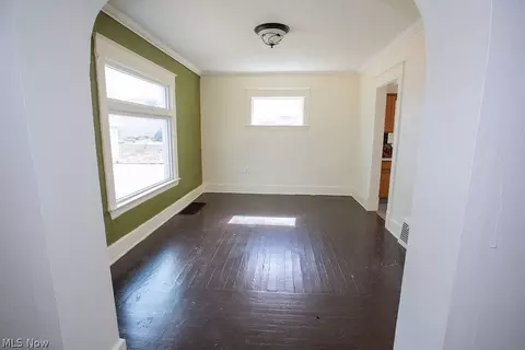 Living - 24 Sexton St, Struthers, OH 44471 photo 4 of 6