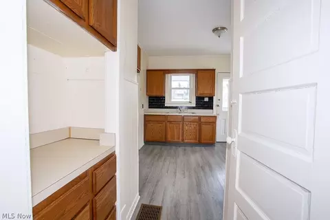 Entry Way - 24 Sexton St, Struthers, OH 44471 photo 2 of 3