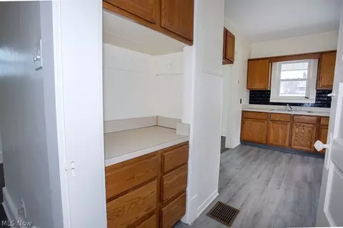 Entry Way - 24 Sexton St, Struthers, OH 44471 photo 3 of 3