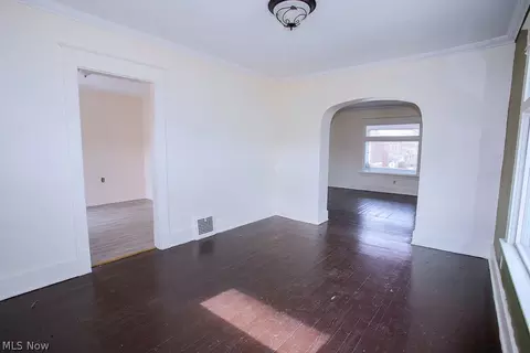 Living - 24 Sexton St, Struthers, OH 44471 photo 5 of 6