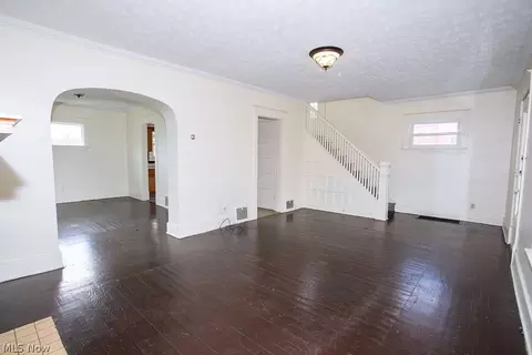 Living - 24 Sexton St, Struthers, OH 44471 photo 2 of 6