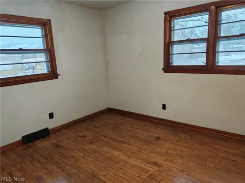Bedroom - 5611 Poplar Ave, Ashtabula, OH 44004 photo 5 of 7
