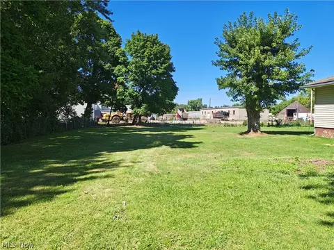 Exterior - 5611 Poplar Ave, Ashtabula, OH 44004 photo 4 of 6
