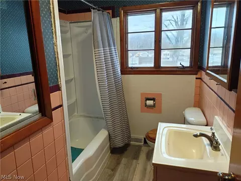 Bath - 5611 Poplar Ave, Ashtabula, OH 44004 photo 1 of 2