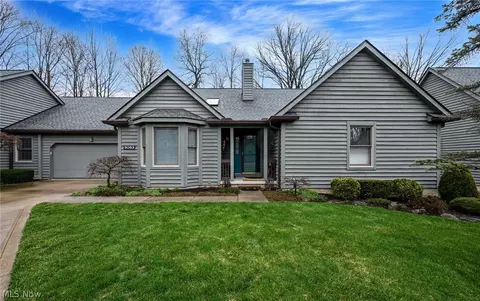 9083 Woodcrest Dr, Brecksville, OH 44141