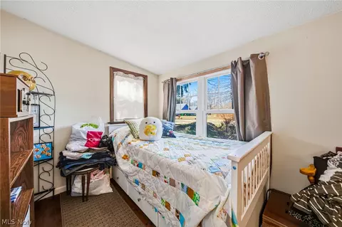 Bedroom - 101 E 238th St, Euclid, OH 44123 photo 4 of 5