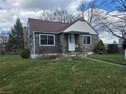554 E Taggart St, East Palestine, OH 44413