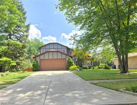 6771 Wood Creek Dr, Middleburg Heights, OH 44130