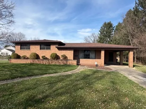 119 E 5th St, Williamstown, WV 26187