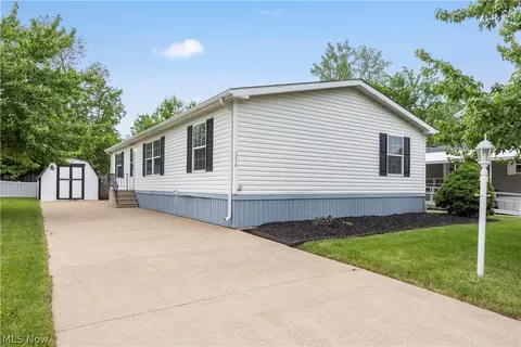 354 Pin Oak Cir, Elyria, OH 44035