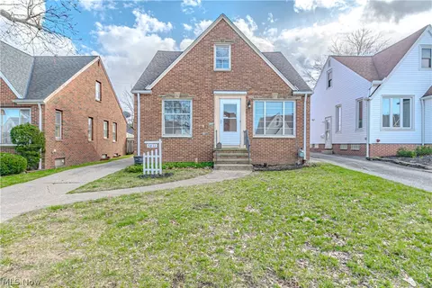 5611 Brownfield Dr, Parma, OH 44129