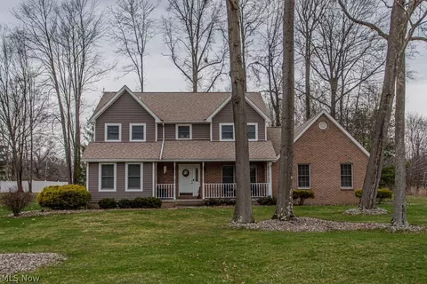 2218 Crestmont Dr, Girard, OH 44420