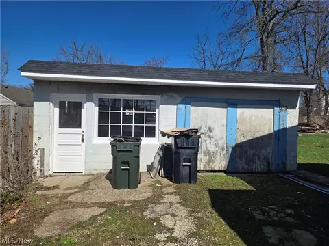 Exterior - 319 17th St, Elyria, OH 44035 photo 5 of 6
