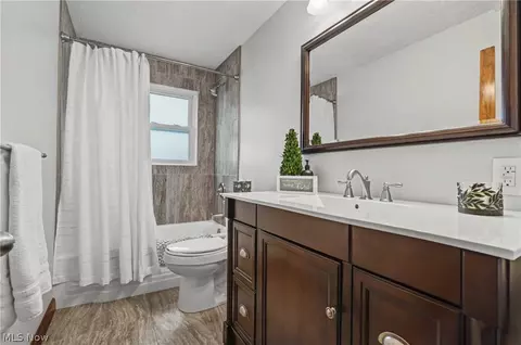 Bath - 226 Helena Dr, Struthers, OH 44471 photo 1 of 3