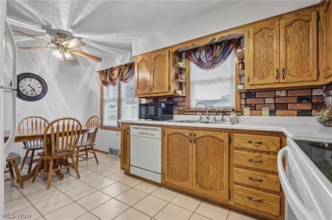 Kitchen - 226 Helena Dr, Struthers, OH 44471 photo 1 of 2