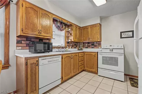 Kitchen - 226 Helena Dr, Struthers, OH 44471 photo 2 of 2
